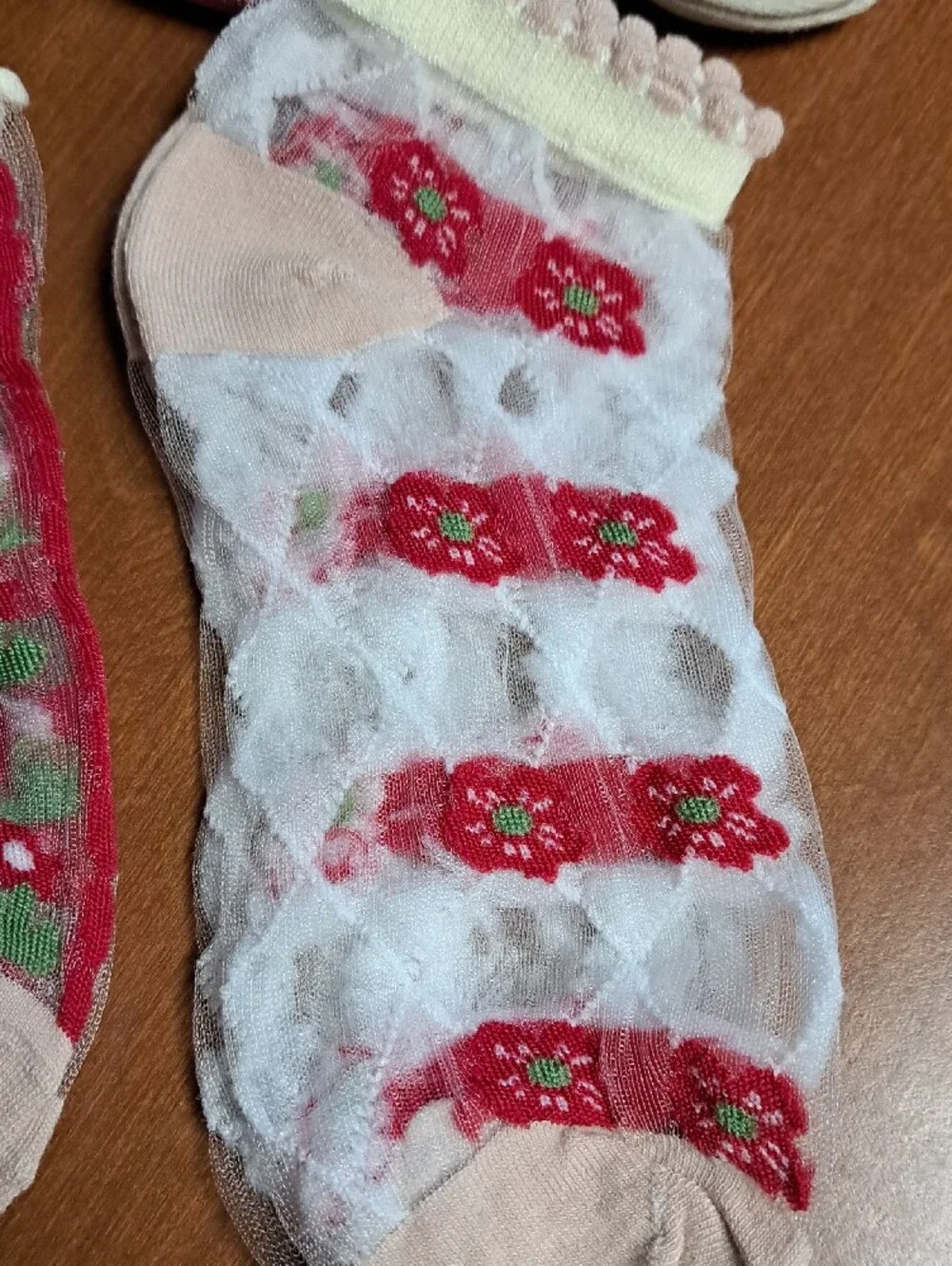 Women's Sheer Floral Ankle Socks - Red & Pink Floral Pattern